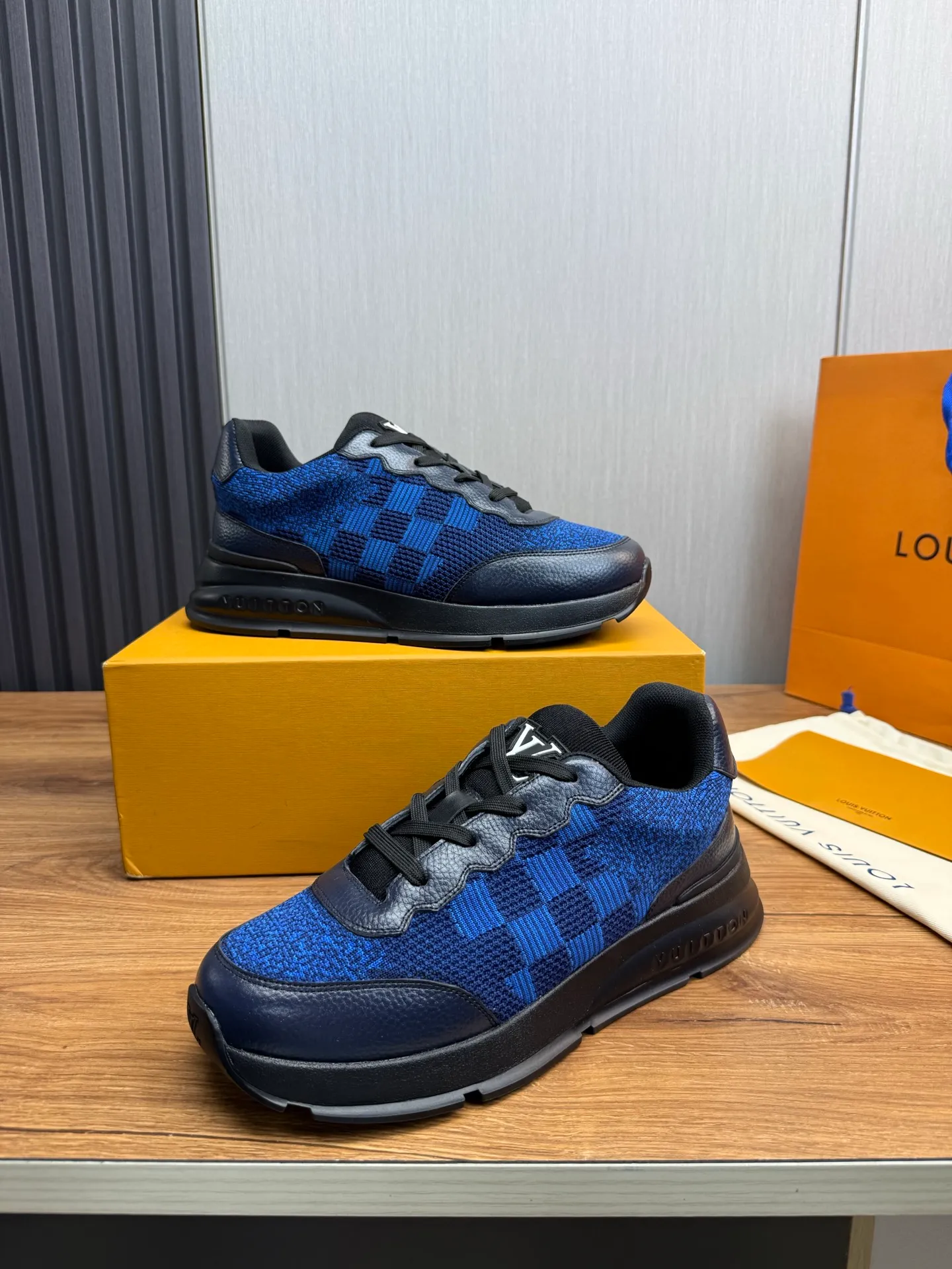 Men's shoes 💰640💰 LOUIS VUITTON [Luden Yiwei] The new trendy Lv is on the market 🎁, casual and fashionable men's shoes 👟 The upper is made of high-count and high-density fly weave + cowhide mesh lining, the original wear-resistant rubber outsole, the version is simple and elegant, exclusive for trendy men. 38-45 (45 is custom-made and cannot be returned or exchanged)